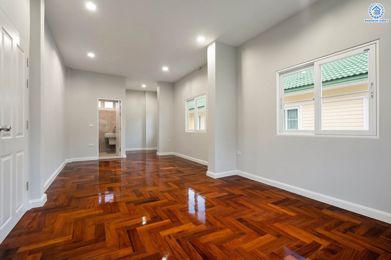 บ้านมือสองตกแต่งใหม่ โครงการ ธนานนท์ ราชพฤกษ์ เนื้อที่ 60 ตร.ว. ฟังก์ชัน 3 ห้องนอน 3 ห้องน้ำ จอดรถได้ 2 คัน พร้อมห้องอเนกประสงค์ 1 ห้อง สามารถปรับเปลี่ยนเป็นห้องทำงาน หรือห้องนอนได้ตามความต้องการ Facilities ตอบโจทย์ทุกกิจกรรม! บนทำเลติดถนนราชพฤกษ์ ใกล้วงเวียนพระราม5 เซ็นทรัลเวสต์เกต และรถไฟฟ้า "สถานีบางรักน้อยท่าอิฐ"